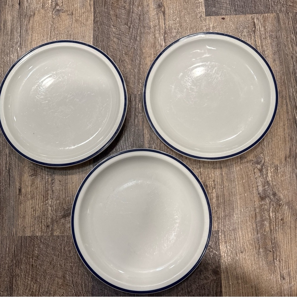 Tom’s Diner by Oneida White Dinner Plates with Navy Rim